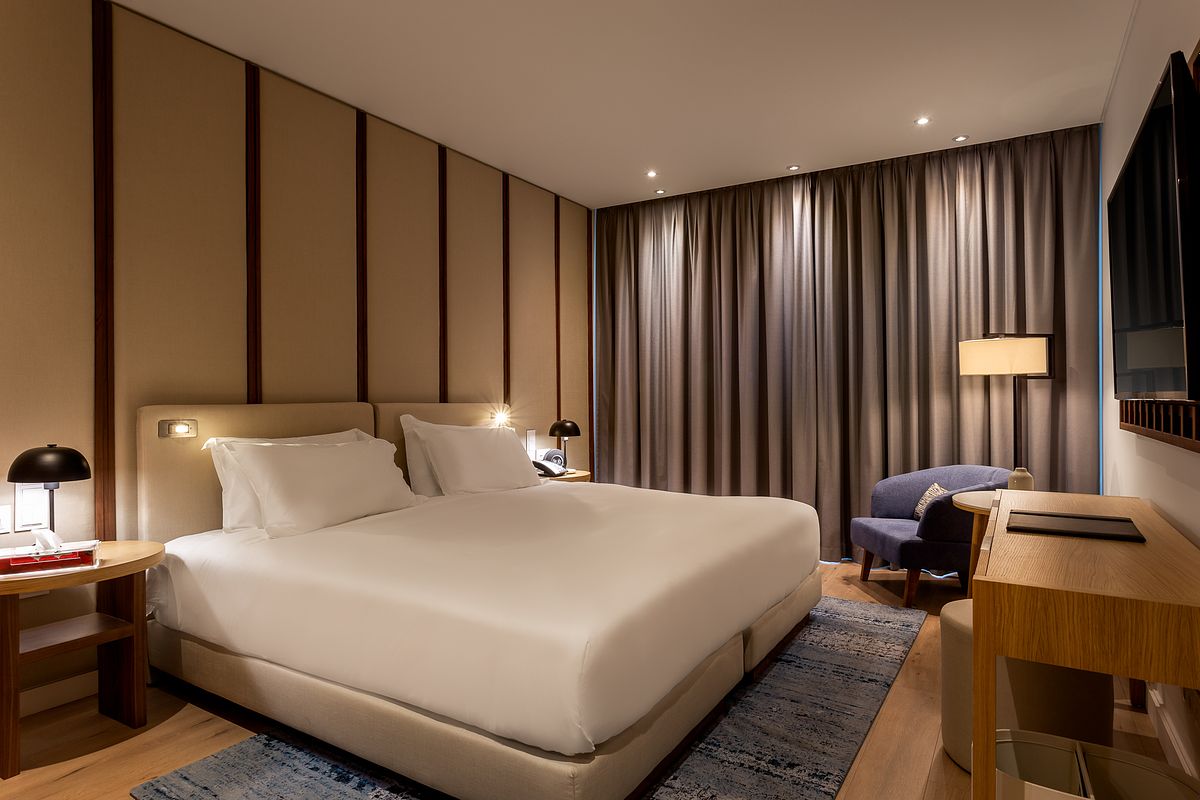 Queen Room Night Ambient, at Hyatt Regency Lisboa