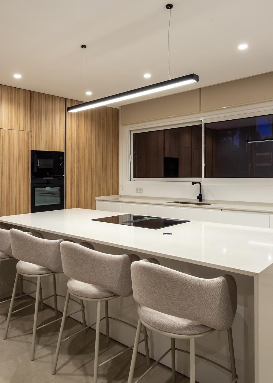 Fotografia de interiores de cozinha contempor&acirc;nea em moradia na Herdade da Aroeira