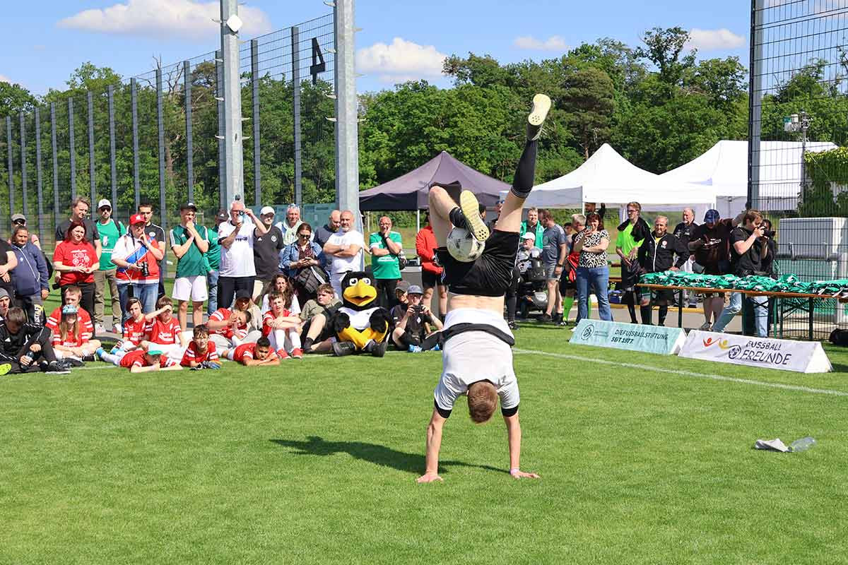 Fußball-Freestyler zeigt beeindruckende Tricks beim Rahmenprogramm des FußballFreunde-Cups.