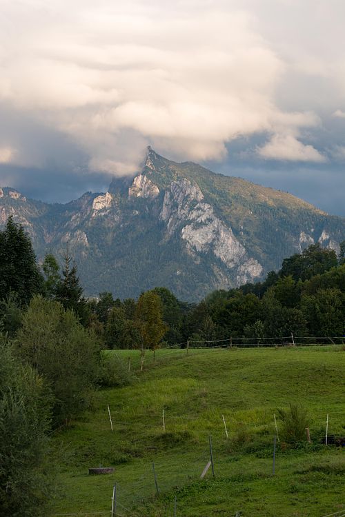 Alpages verts bordés de crêtes rocheuses.