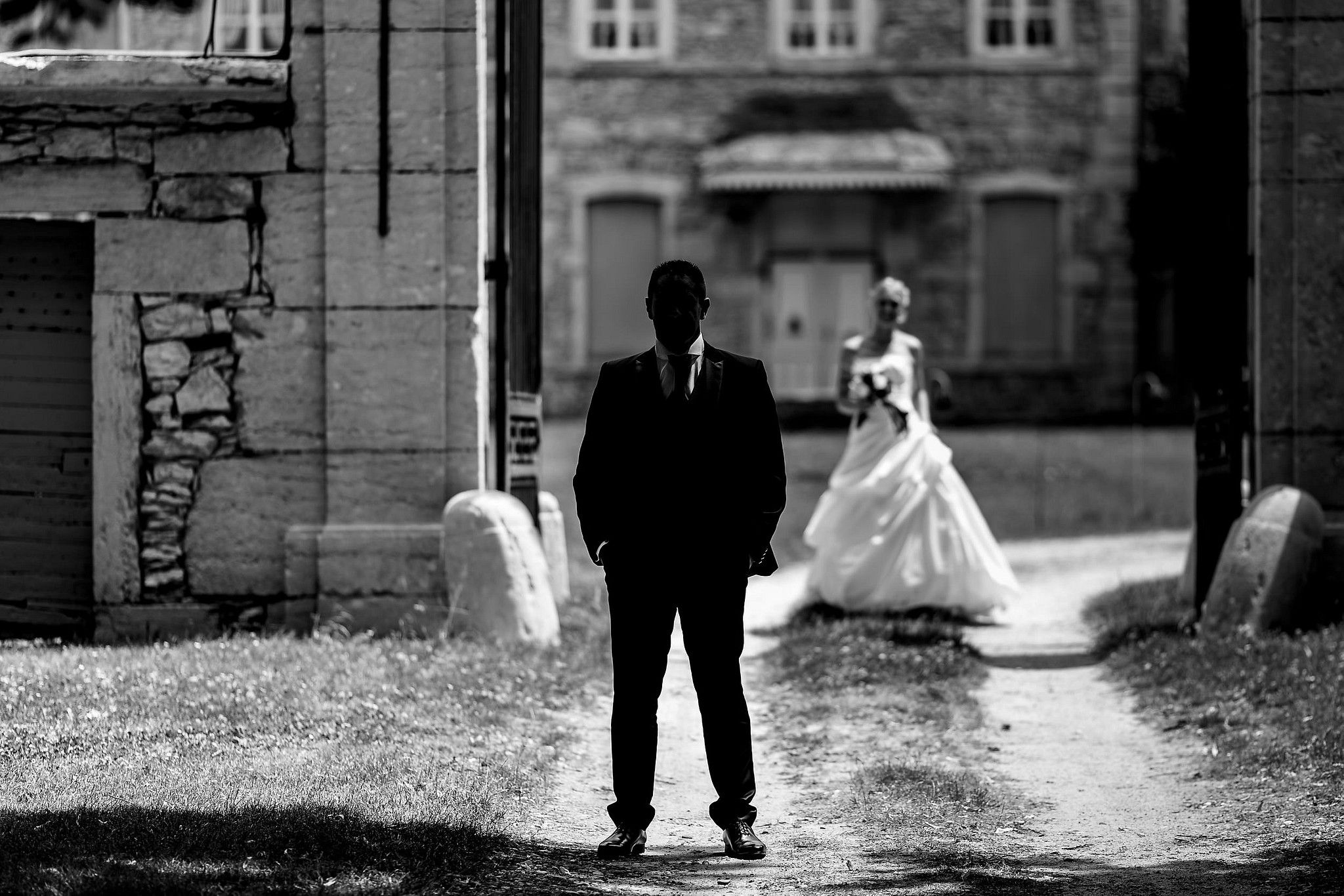 Portrait Couple de mari&eacute; avec un magnifique Noir et Blanc captur&eacute; par S&eacute;bastien CLAVEL photographe de Mariage &agrave; Lyon et Gen&egrave;ve