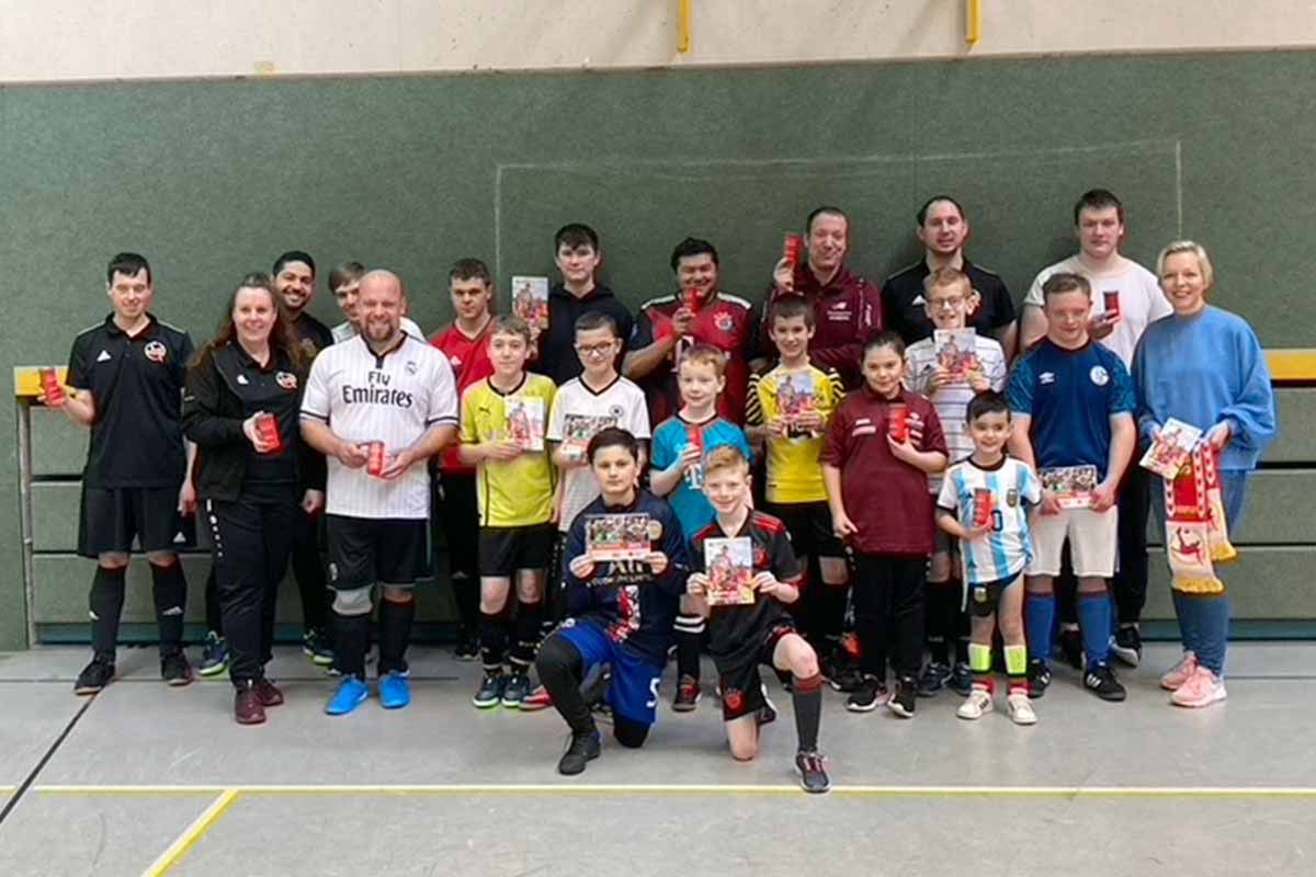 Sicherheit im Fokus: DRK übergibt Notfalldosen an Ibbenbürener Kickers