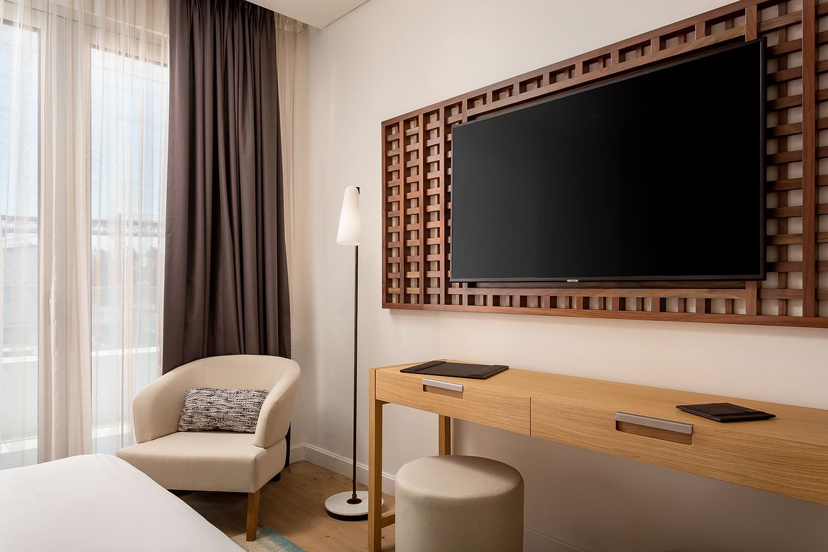 Hyatt Regency Lisboa Queen Bed Room Desk