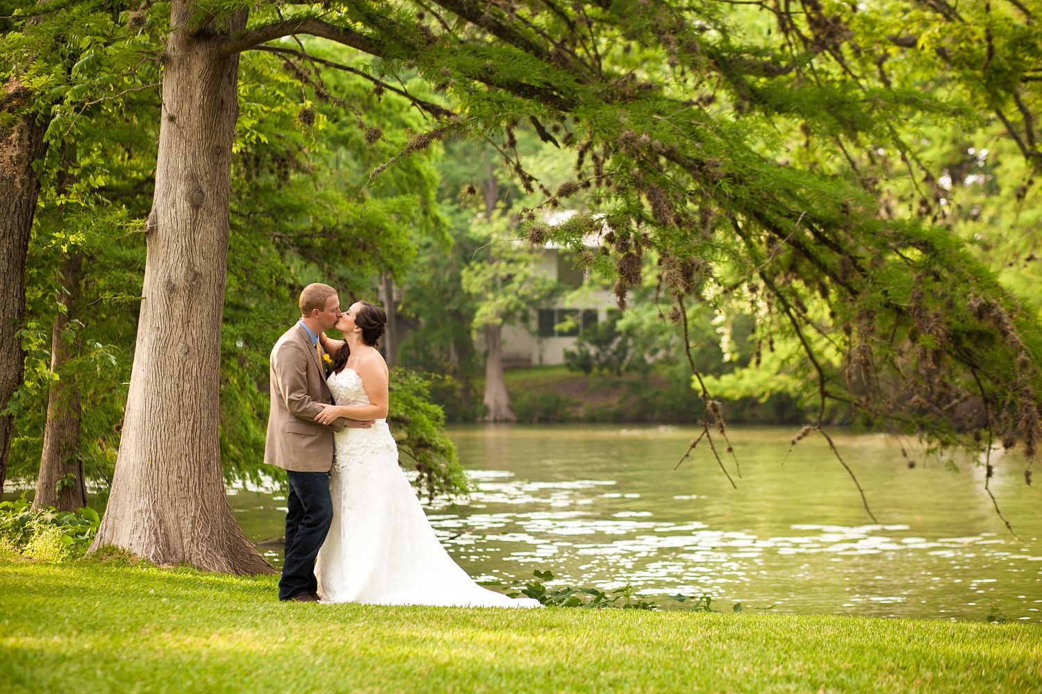 wedding bride groom gruene gudalaupe river