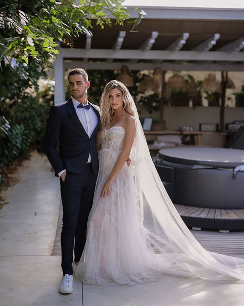 Elegant couple romantic wedding portrait by Ori Chayun – אורי חיון