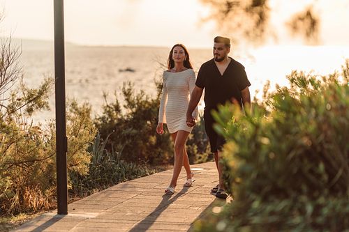 coppia innamorata mano nella mano portoscuso al tramonto