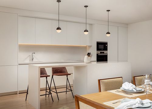 Cozinha contempor&acirc;nea integrada em projeto de design de interiores no Hyatt Regency Lisboa