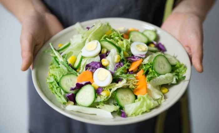 immagine di un piatto con insalata ed erbe aromatiche