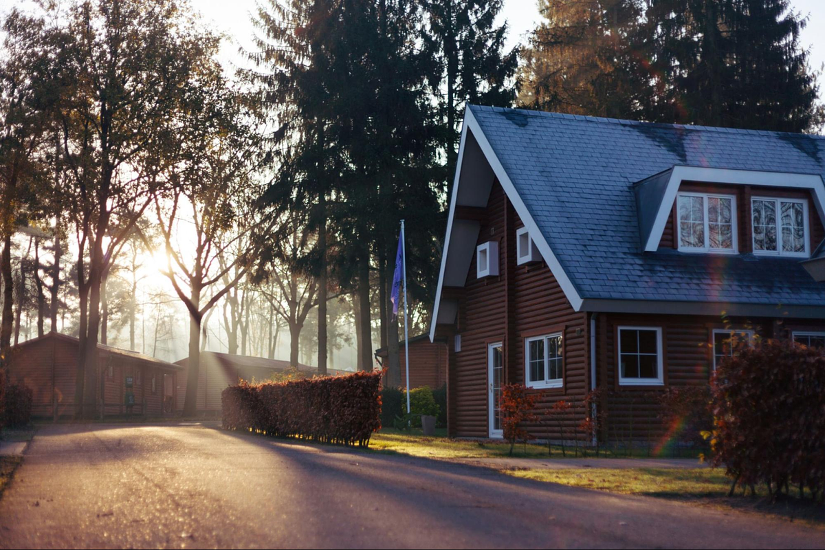 ein Haus in der Morgensonne