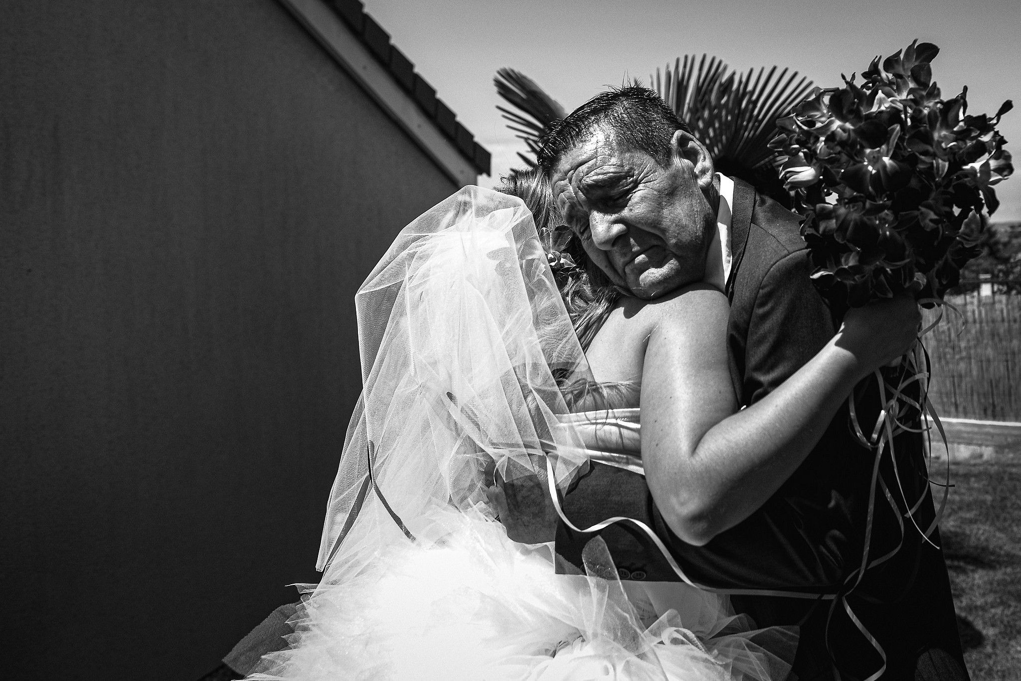 P&egrave;re de la mari&eacute;e qui l'enlasse tendrement captur&eacute; par S&eacute;bastien CLAVEL photographe de Mariage &agrave; Lyon et Gen&egrave;ve
