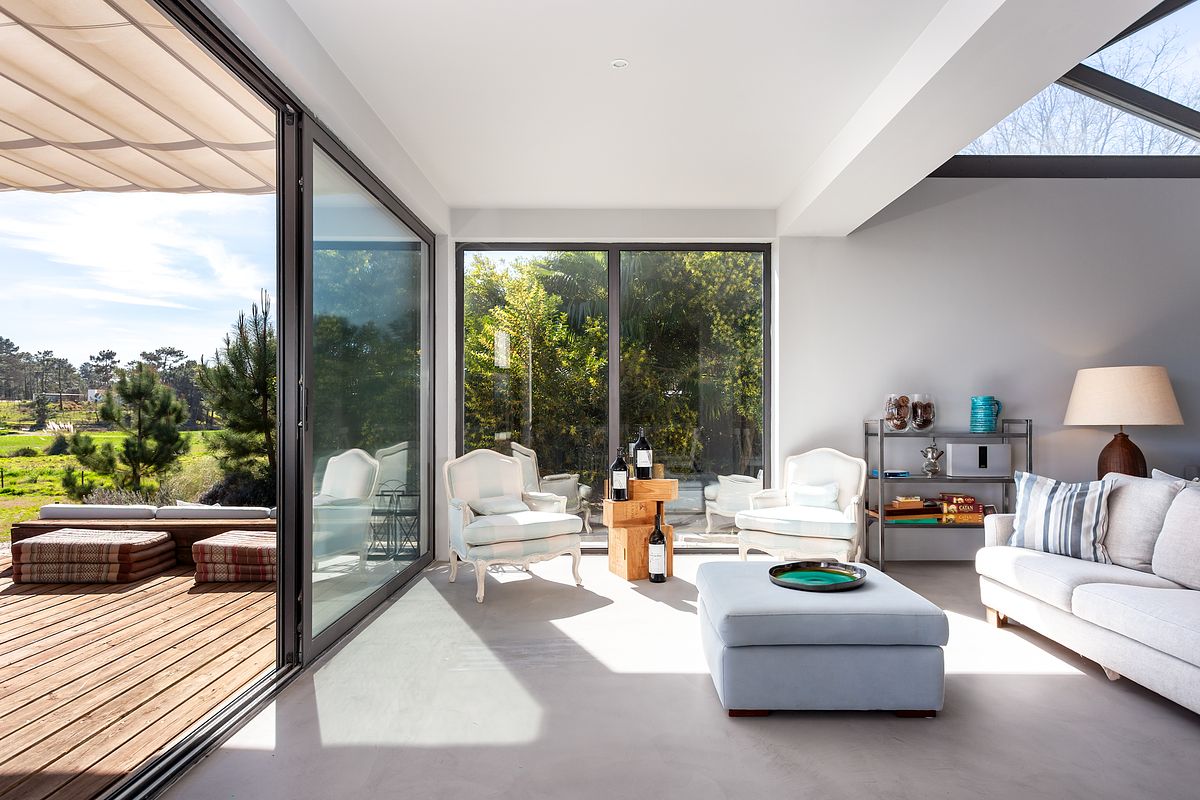 Fotografia de interiores de moradia T3 na Comporta com luz natural e homestaging