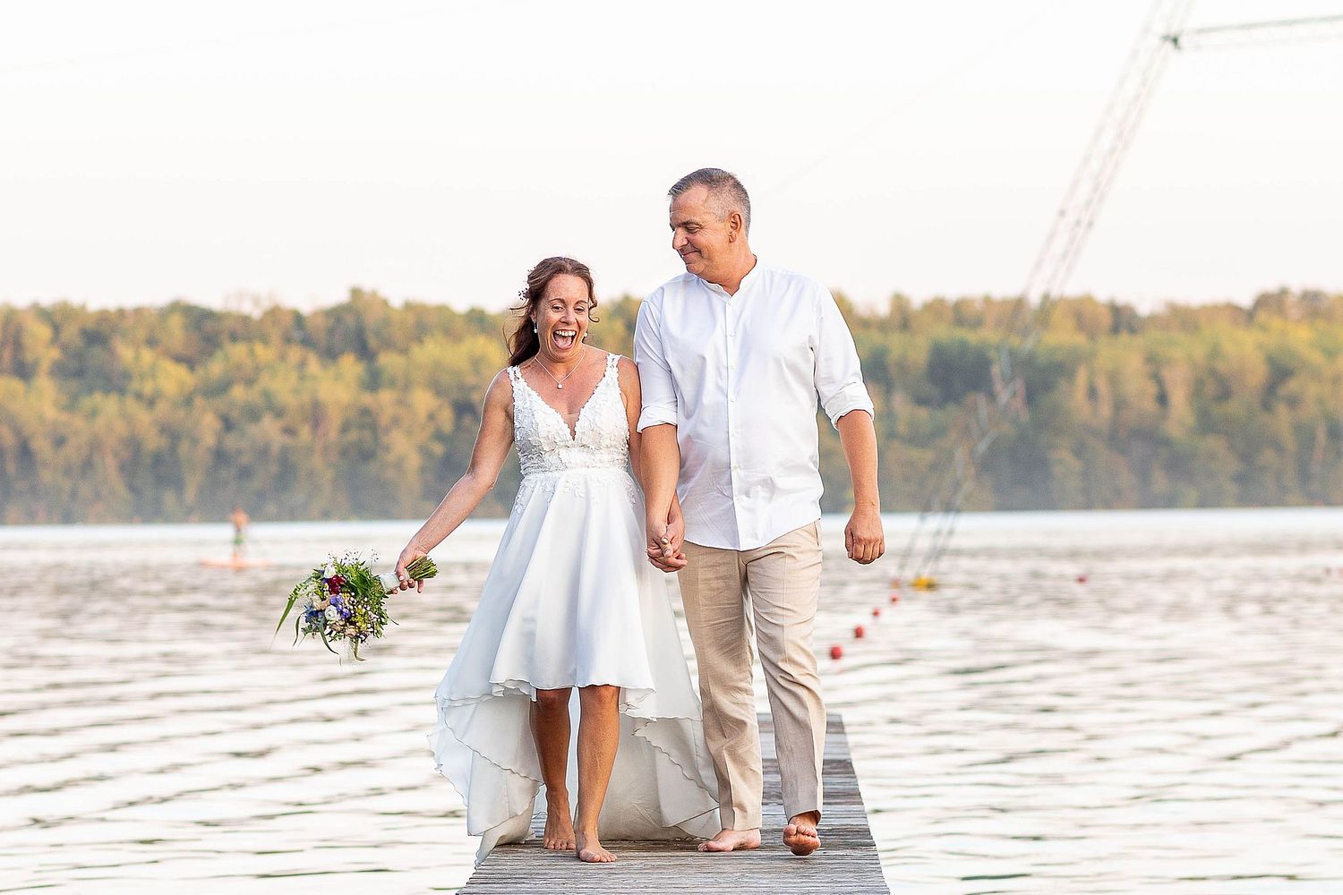 Brautpaar lachend auf einem Steg am Bleibtreesee, Br&uuml;hl - Iris Sauermann Fotografie
