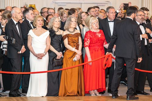 Distinguished guests in formal evening wear watching the stage at Bundespresseball 2024 in Berlin.