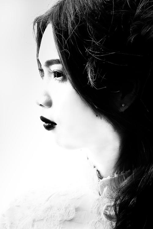 Portrait d'une jeune femme prise en photo de rue à Hanoï au Vietnam