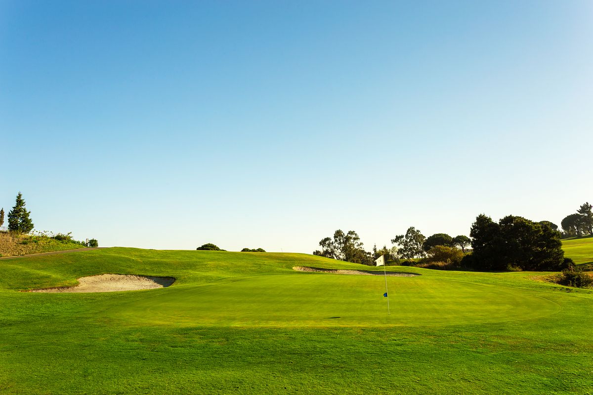 Vista sobre os campos de golfe do Belas Clube de Campo &ndash; fotografia de paisagem e arquitetura