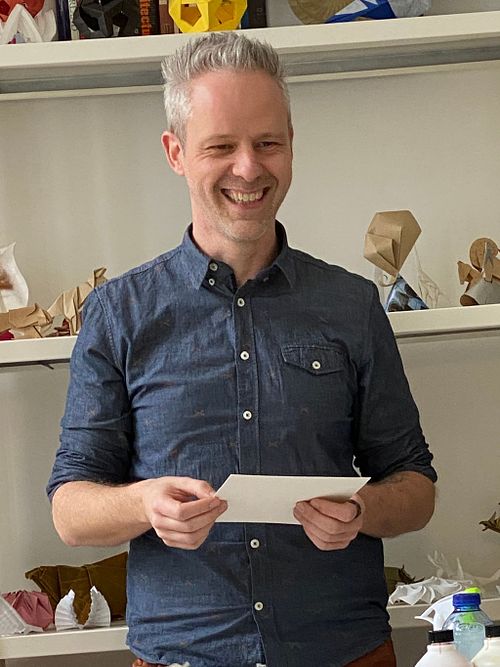 Dag, ik ben Steve De Clercq! Ik ben Belgisch origami artiest en leerkracht.
