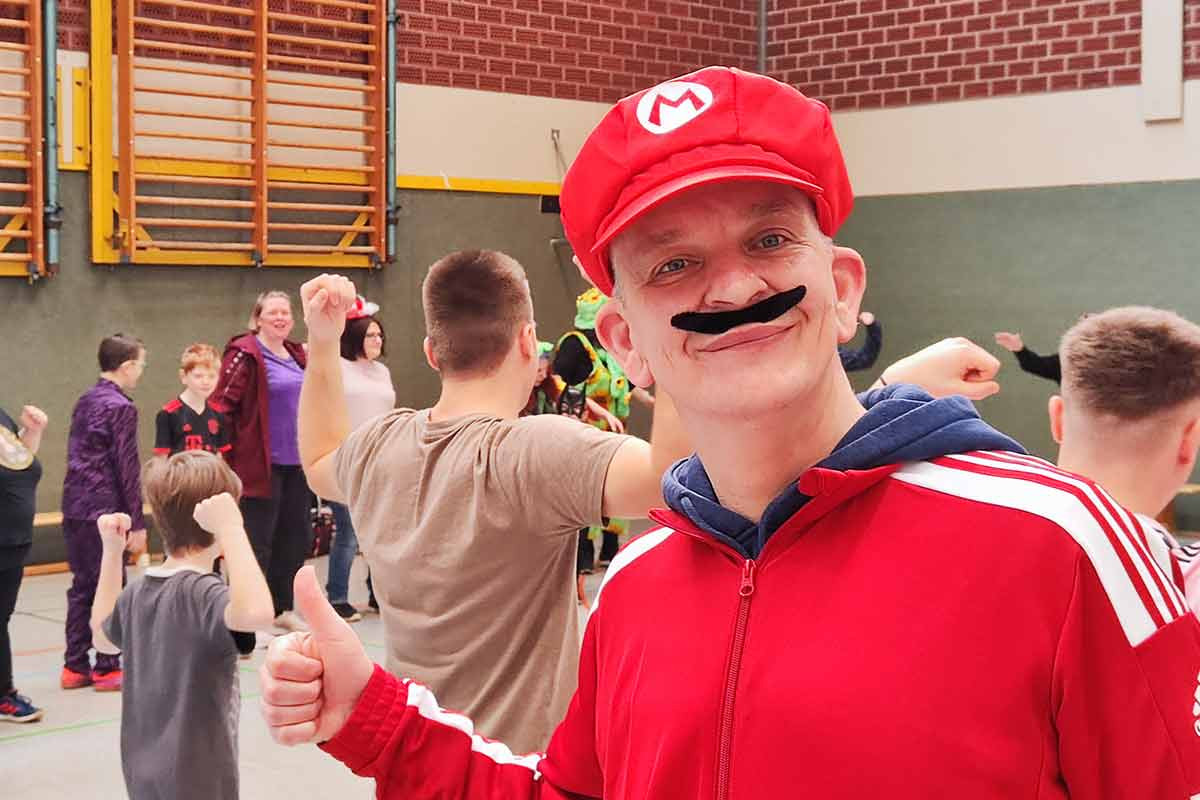 Eltern werden auf und neben dem Feld eingebunden