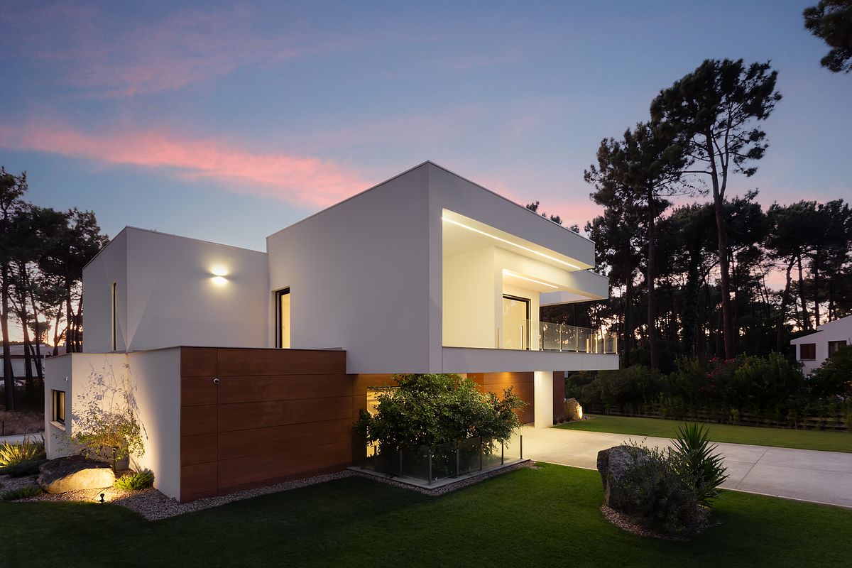 Fotografia noturna de moradia contempor&acirc;nea na Herdade da Aroeira com ilumina&ccedil;&atilde;o arquitet&oacute;nica