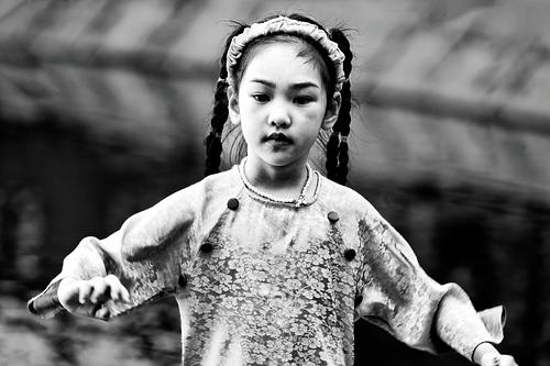 Portrait d'un jeune homme pris en photo de rue à Hanoï au Vietnam