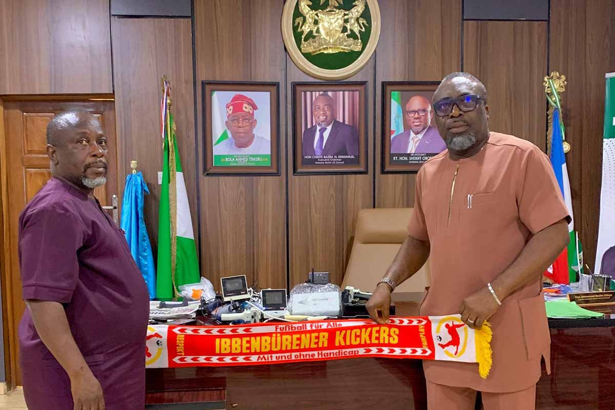 Ibbenbürener Kickers Schal wird von hochrangigen Politikern präsentiert