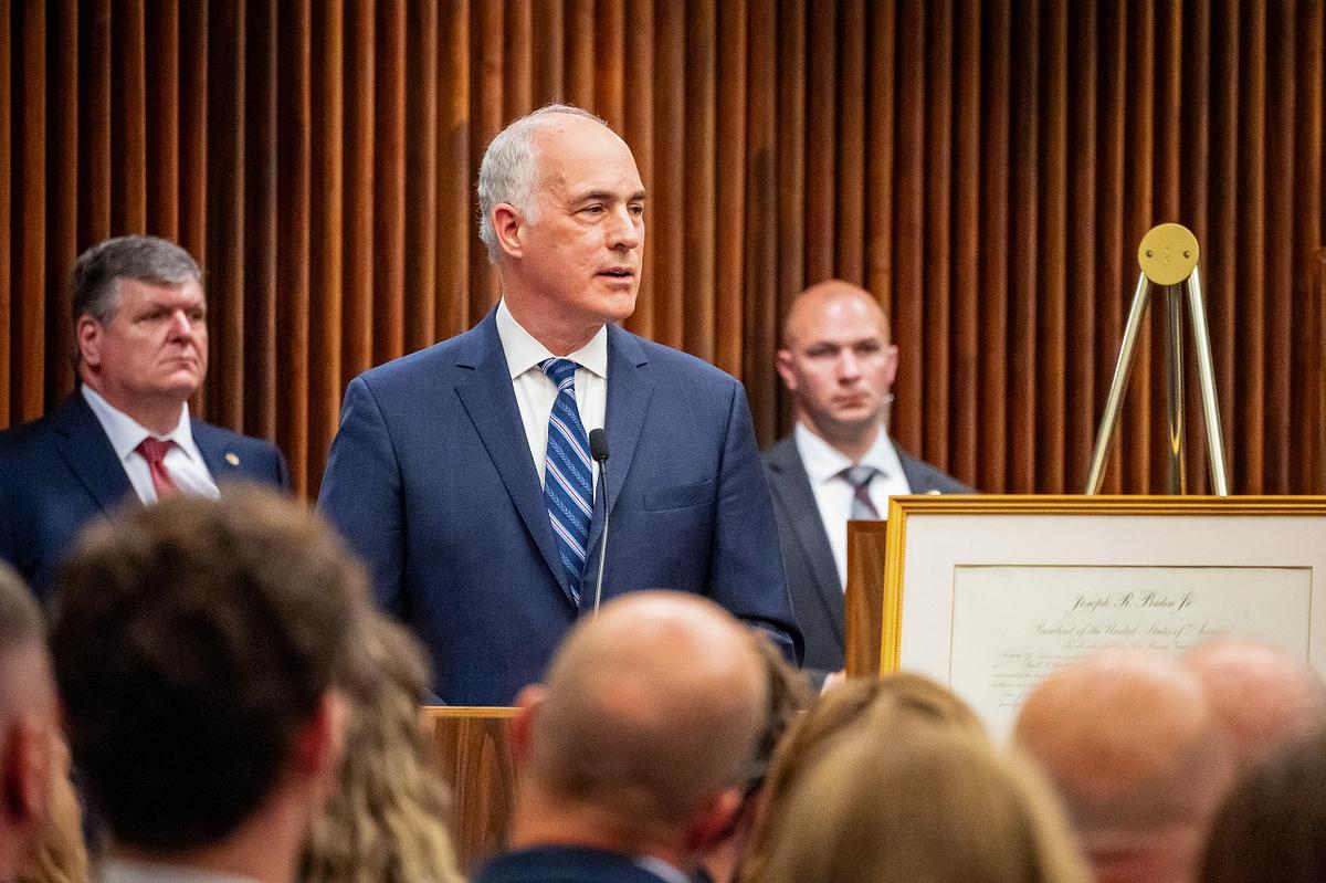 Corporate event photography capturing a U.S. Senator delivering remarks during Judge Gail Weilheimer&rsquo;s investiture ceremony in Philadelphia, emphasizing leadership, public service, and meaningful civic connection.