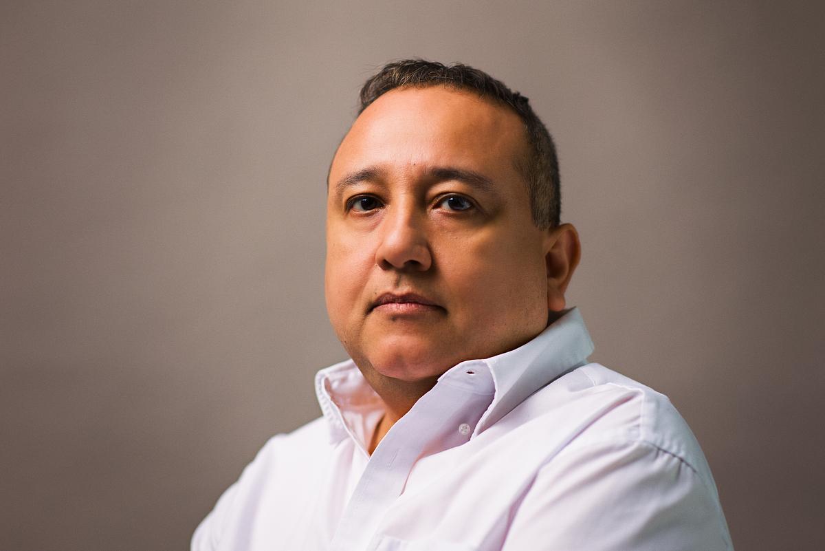 Retrato formal de estilo ejecutivo corporativo, con aspecto neutral y sobrio, elegante, que entrega un aire de responsabilidad y efectividad.