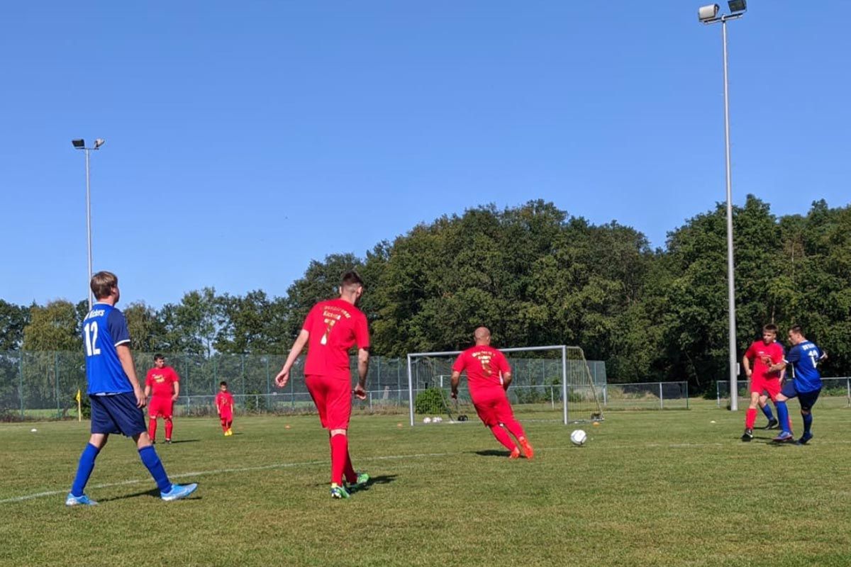 Herzliche Begrüßung der Papenburger Kickers auf dem Spielfeld