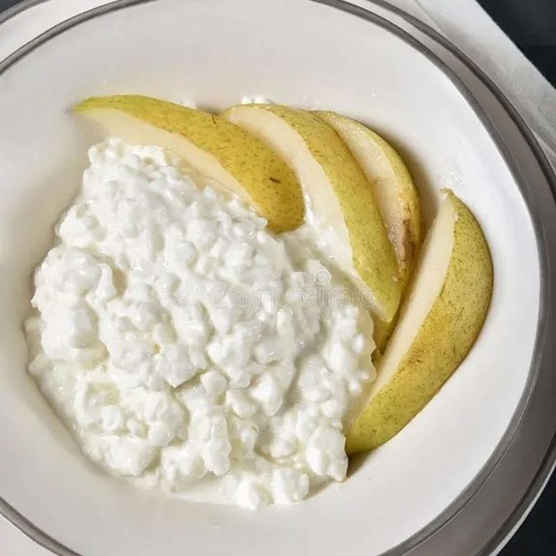 Cottage Cheese with Sliced Pear Flaxseed
