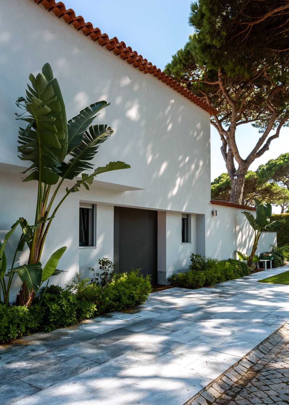 Zona entrada de moradia V3 na Quinta da Marinha em Cascais integrada no jardim
