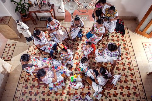 FROM EXPERIENCED HANDS TO THE NEXT GENERATION - DE LAS MANOS EXP