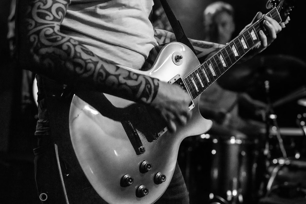 Musicien avec guitare électrique