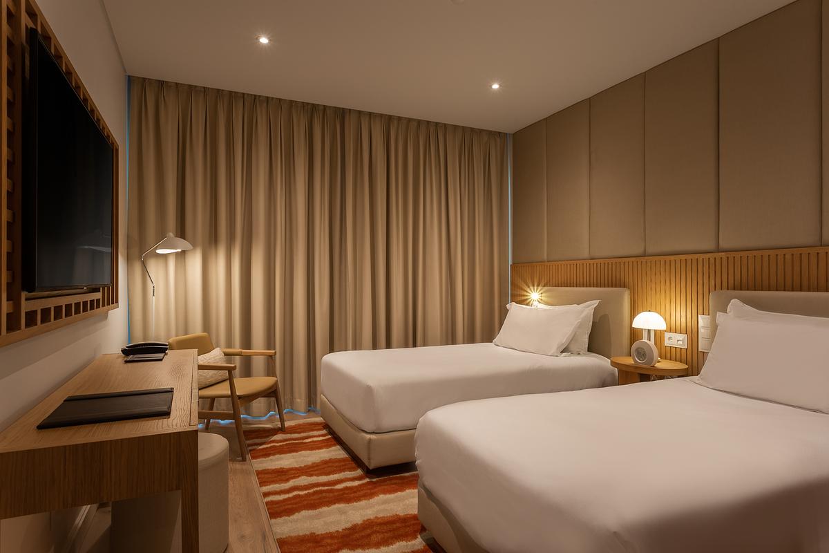 Hyatt Regency Lisboa Twin Bed Room at Night