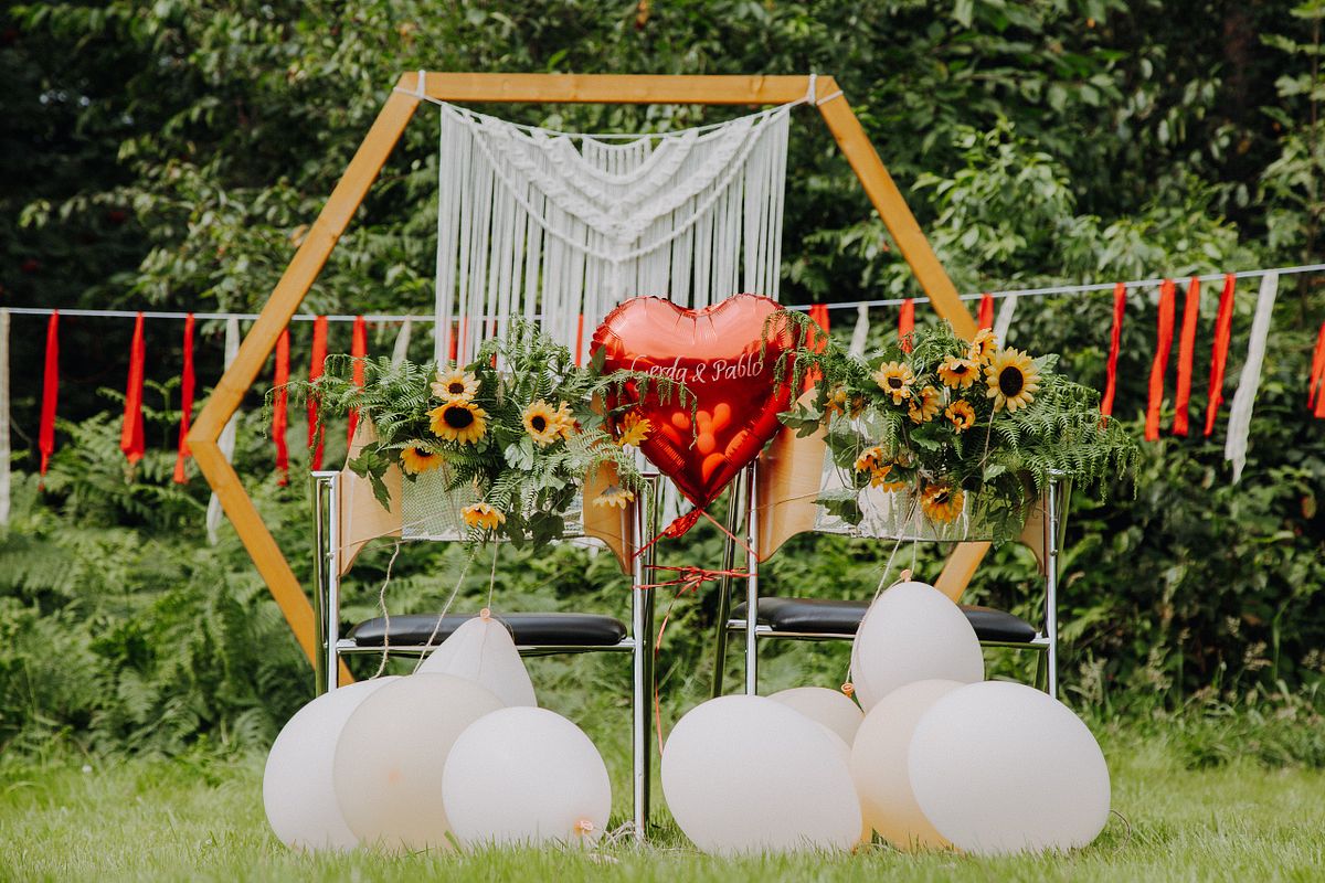 Malerische Outdoor Hochzeitslocation auf einer weiten Wiese, ideal f&uuml;r eine romantische Freie Trauung in K&ouml;ln und Umgebung.