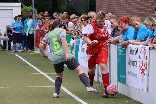 Warum viele Frauen sich im Fu&szlig;ball unsicher f&uuml;hlen