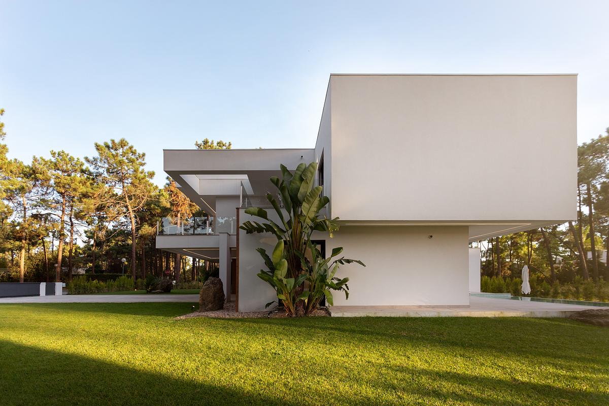 Fotografia de moradia contempor&acirc;nea na Herdade da Aroeira ao p&ocirc;r do sol