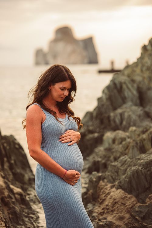donna in gravidanza sullo sfondo di Masua in Sardegna, Fotografo Gravidanza Cagliari Sud Sardegna