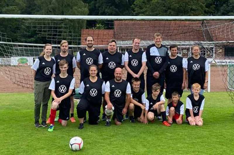 Neue Adidas-Trikots dank großzügiger Unterstützung vom Autohaus Simon