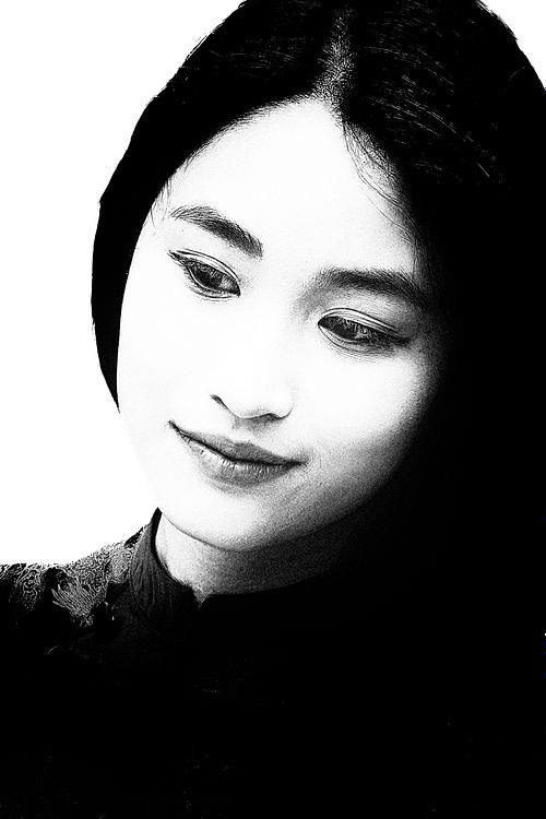 Portrait d'une jeune femme prise en photo de rue à Hanoï au Vietnam