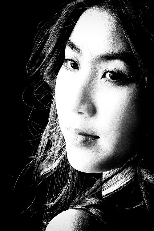 Portrait d'une jeune femme prise en photo de rue à Hanoï au Vietnam