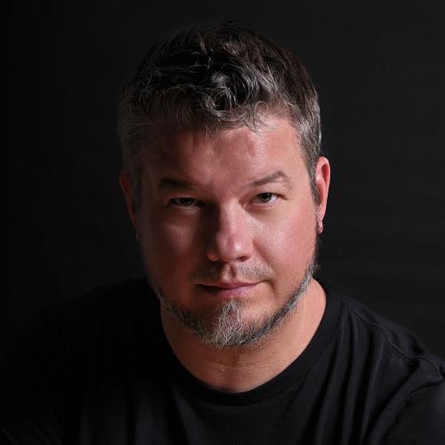 Hello, I am Amund Thompson, an Editorial Portrait Photographer based in Grass Valley, California.