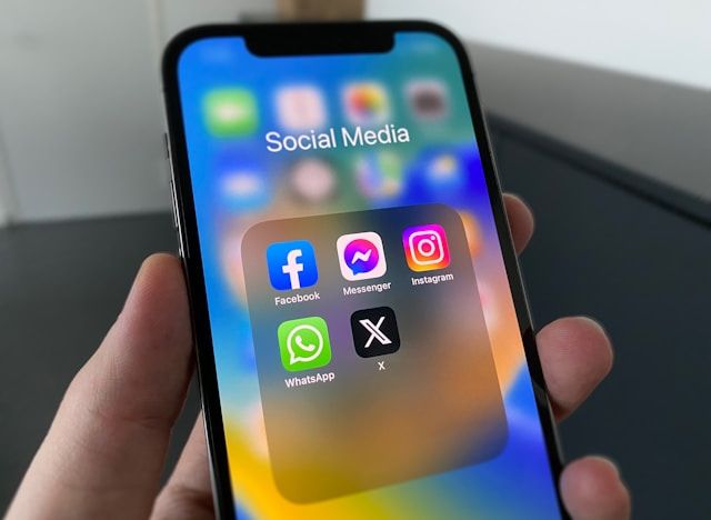 Iconos de redes sociales mostrados en un teléfono
