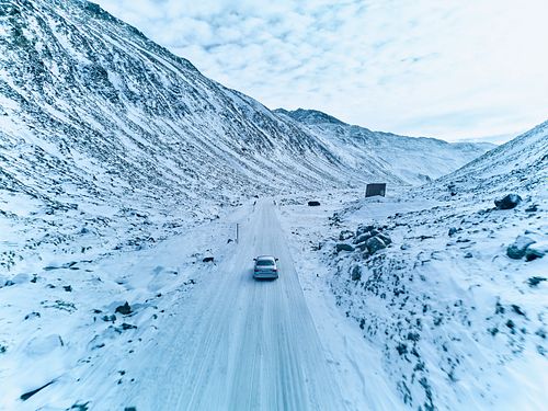 E-Klasse Drohnenbild im verschneiten Gebirge