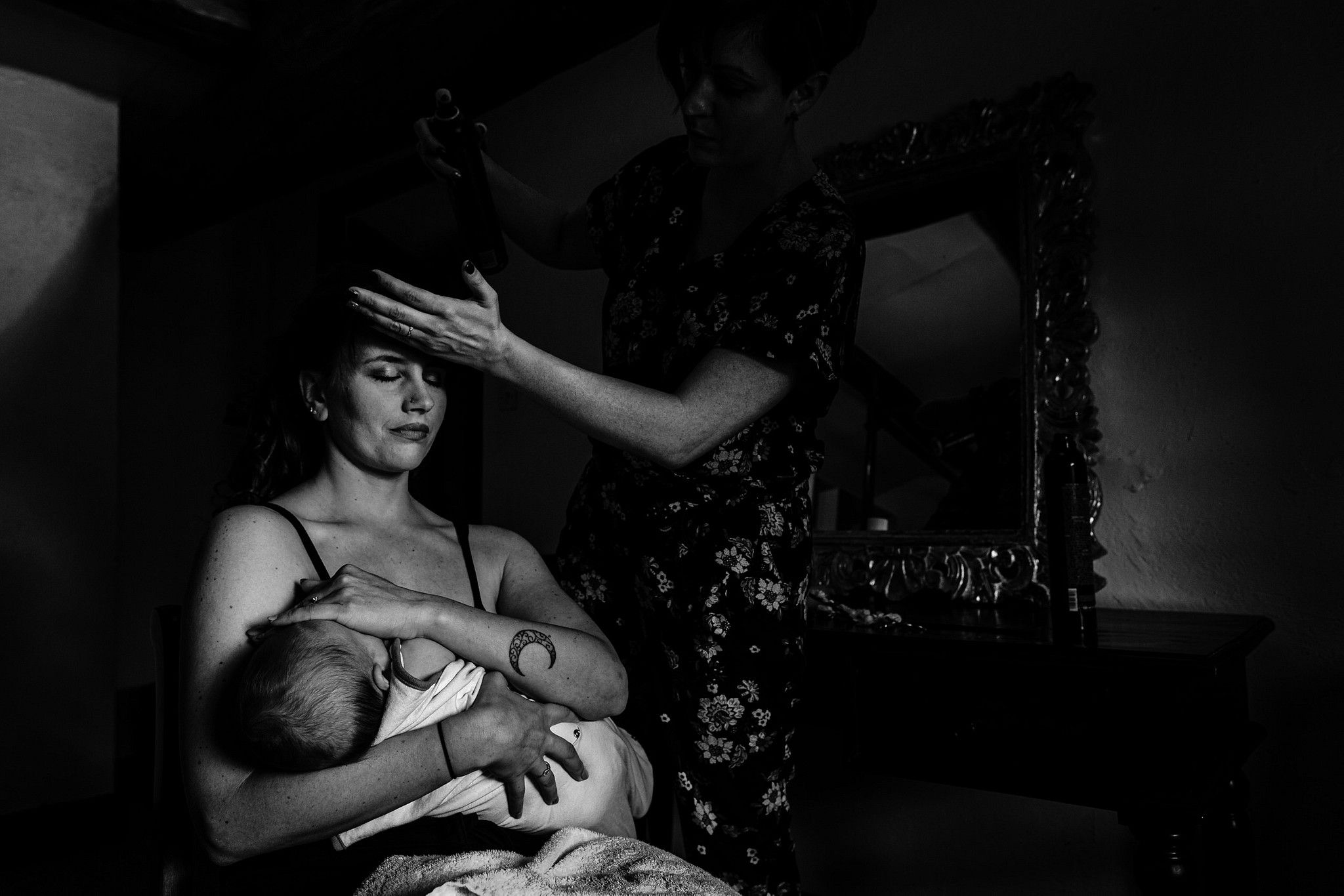 Mari&eacute;e qui se pr&eacute;pare et qui prot&egrave;ge son enfant car la coiffeuse projette de la laque captur&eacute; par S&eacute;bastien CLAVEL photographe de Mariage &agrave; Lyon et Gen&egrave;ve