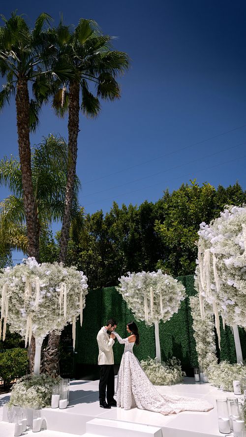 Elegant Jewish wedding portrait at a Beverly Hills mansion photographed by Ori Chayun – אורי חיון