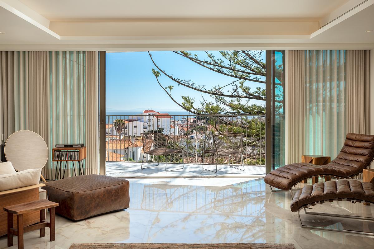 Varanda de apartamento T4 de luxo no Legacy Residences Cascais com vista mar