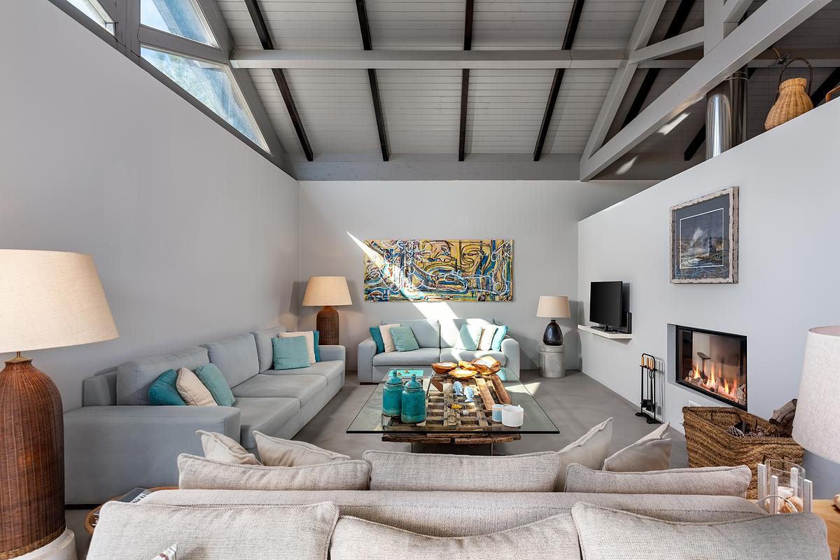 Fotografia de interiores de moradia T3 na Comporta com luz natural e homestaging