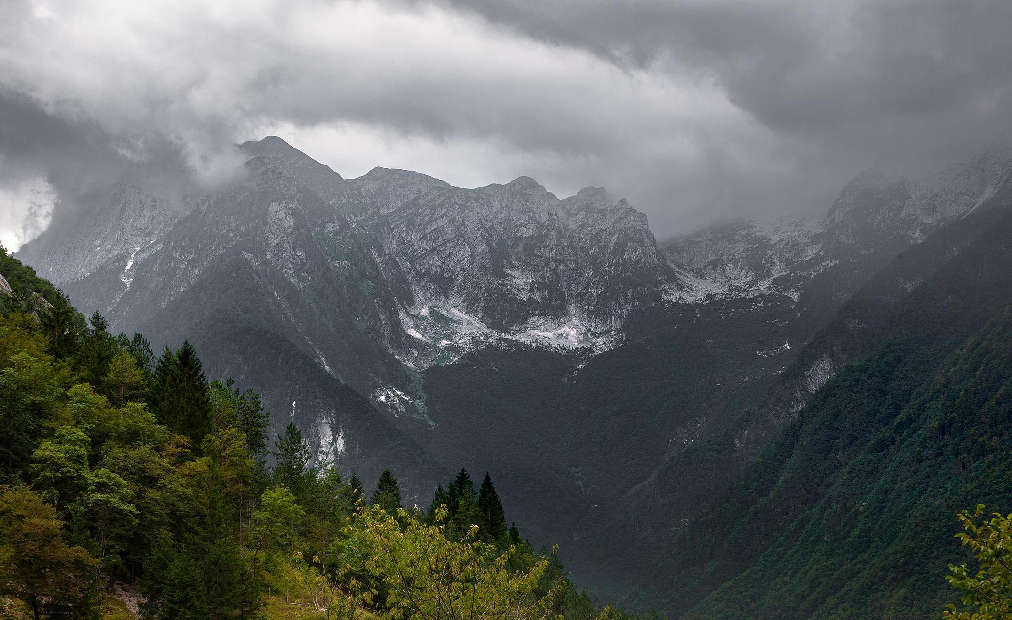 Sommet de montagne enveloppé de nuages.