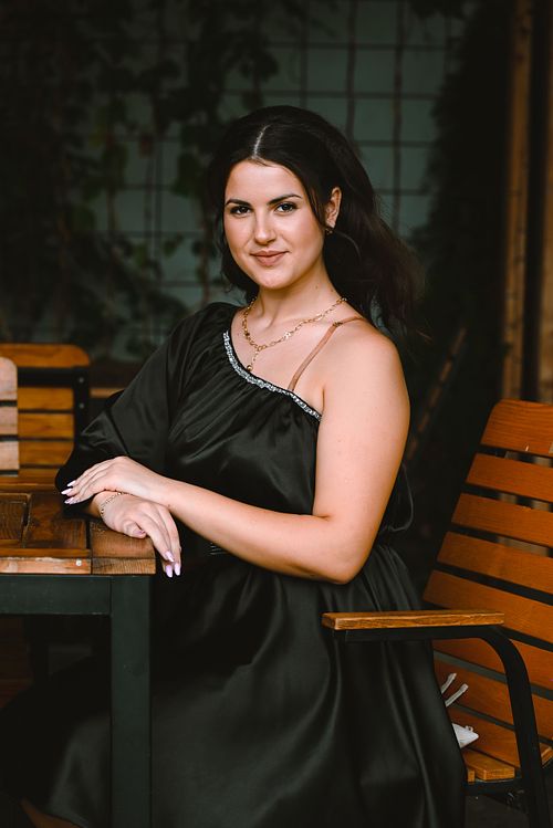 portret feminin elegant realizat în lumină joasă