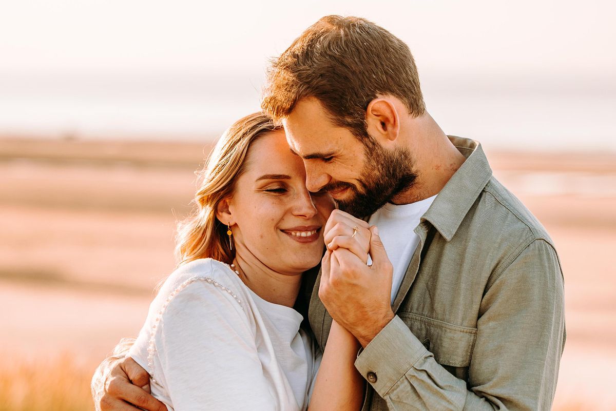 Intiem moment van koppel tijdens de loveshoot