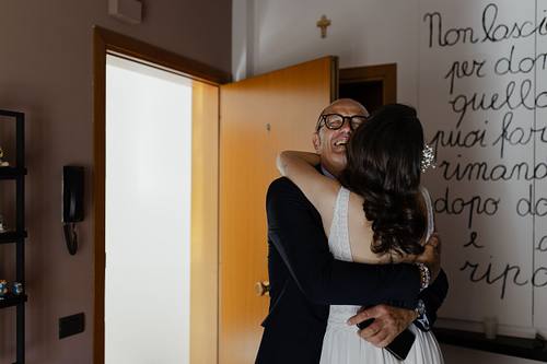 Eleganti preparativi della sposa in camera matrimonio raffinato Tenuta Santi Giacomo e Filippo Urbino